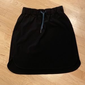 Lululemon On The Fly Skirt 21” Black Luxtreme Travel Casual Sz 6